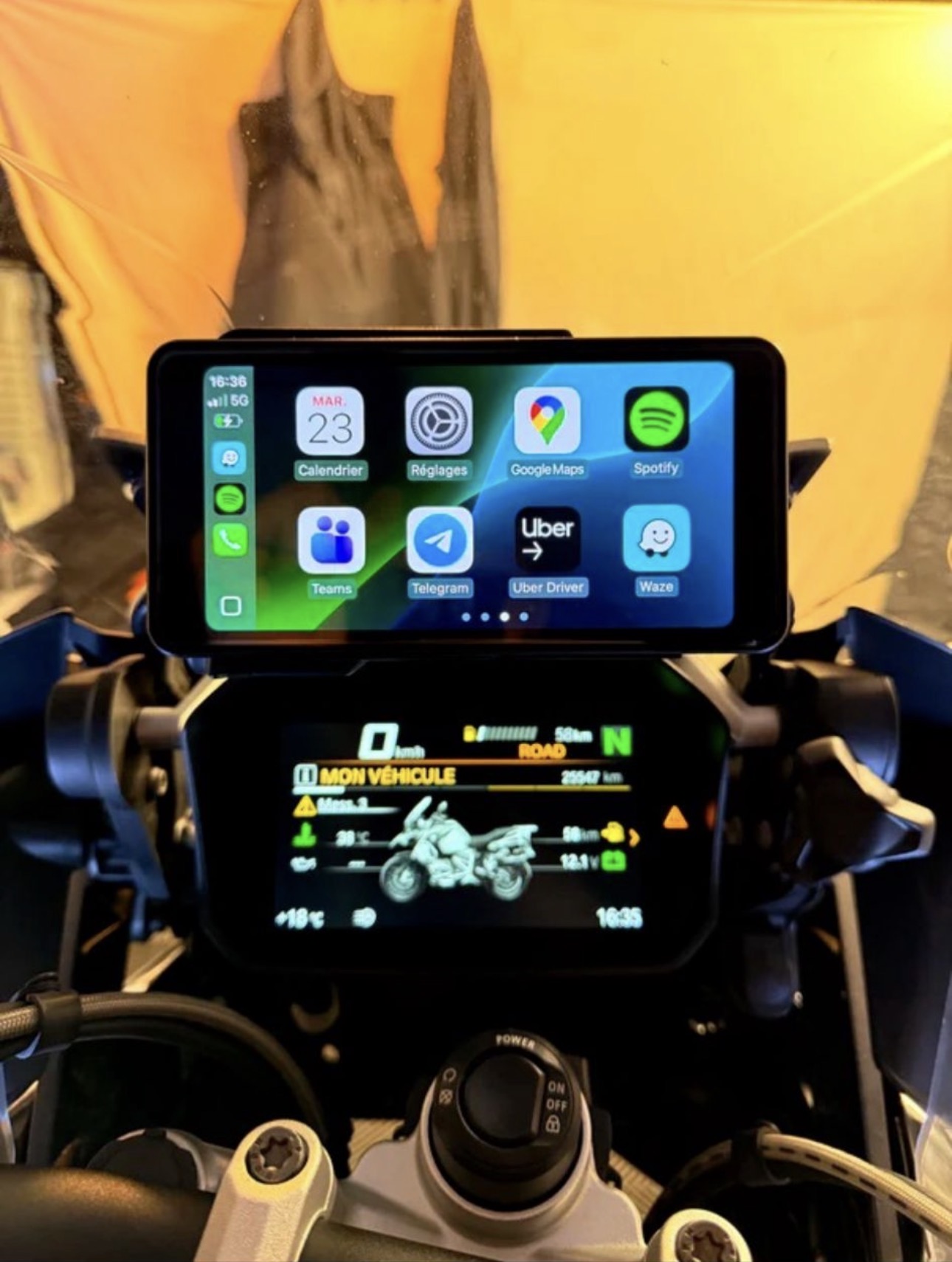 Installation CarPlay sur tableau de bord moto