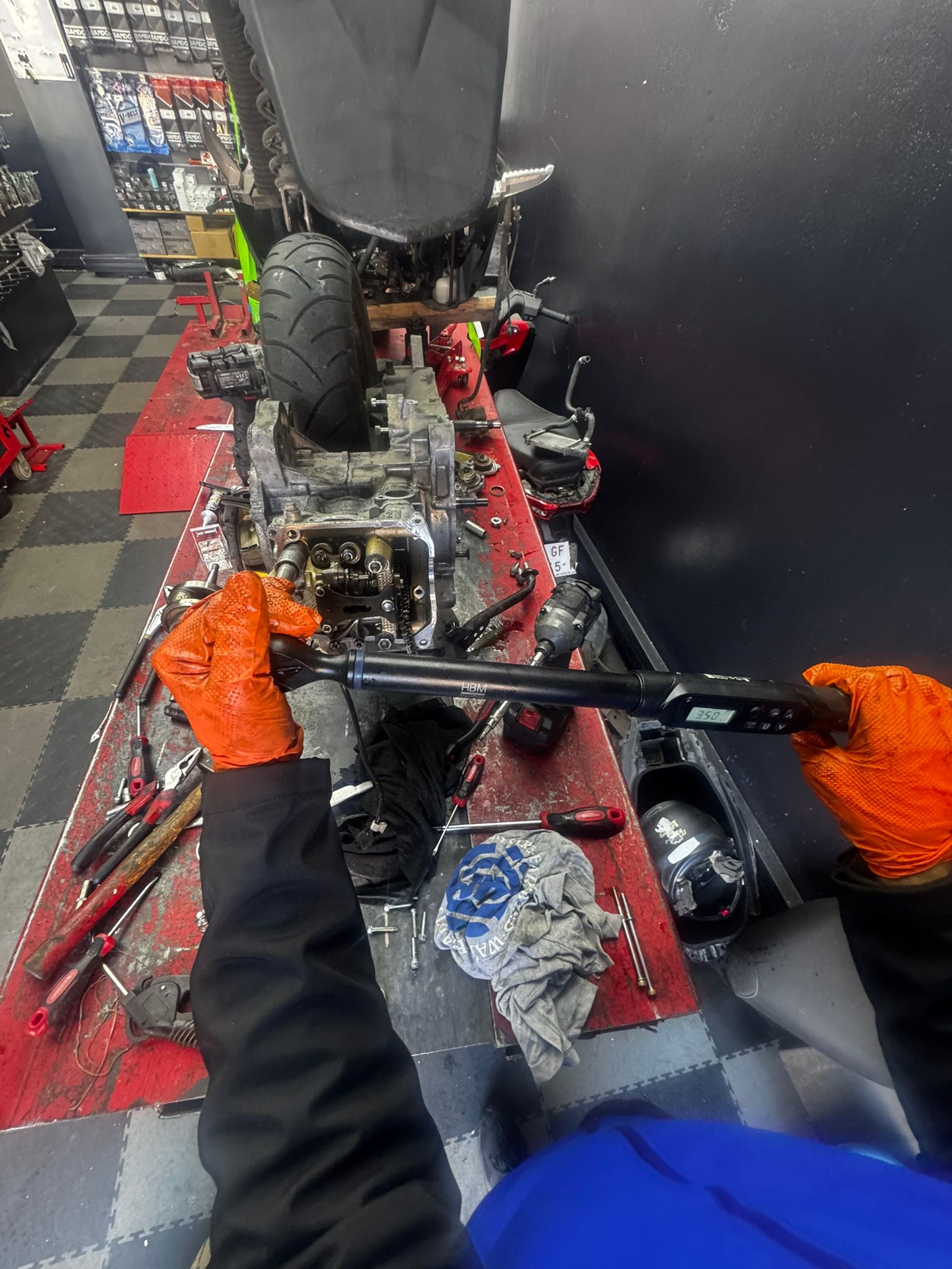 Mécanicien travaillant sur un moteur