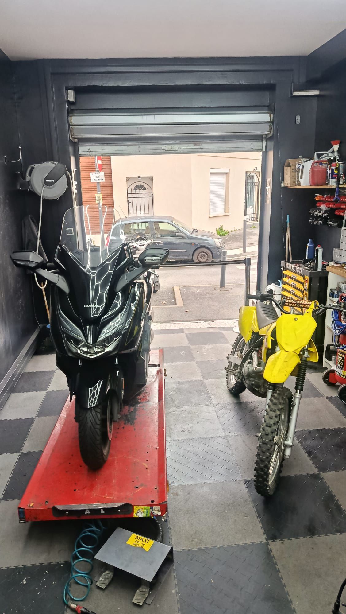Atelier avec T-Max et moto cross