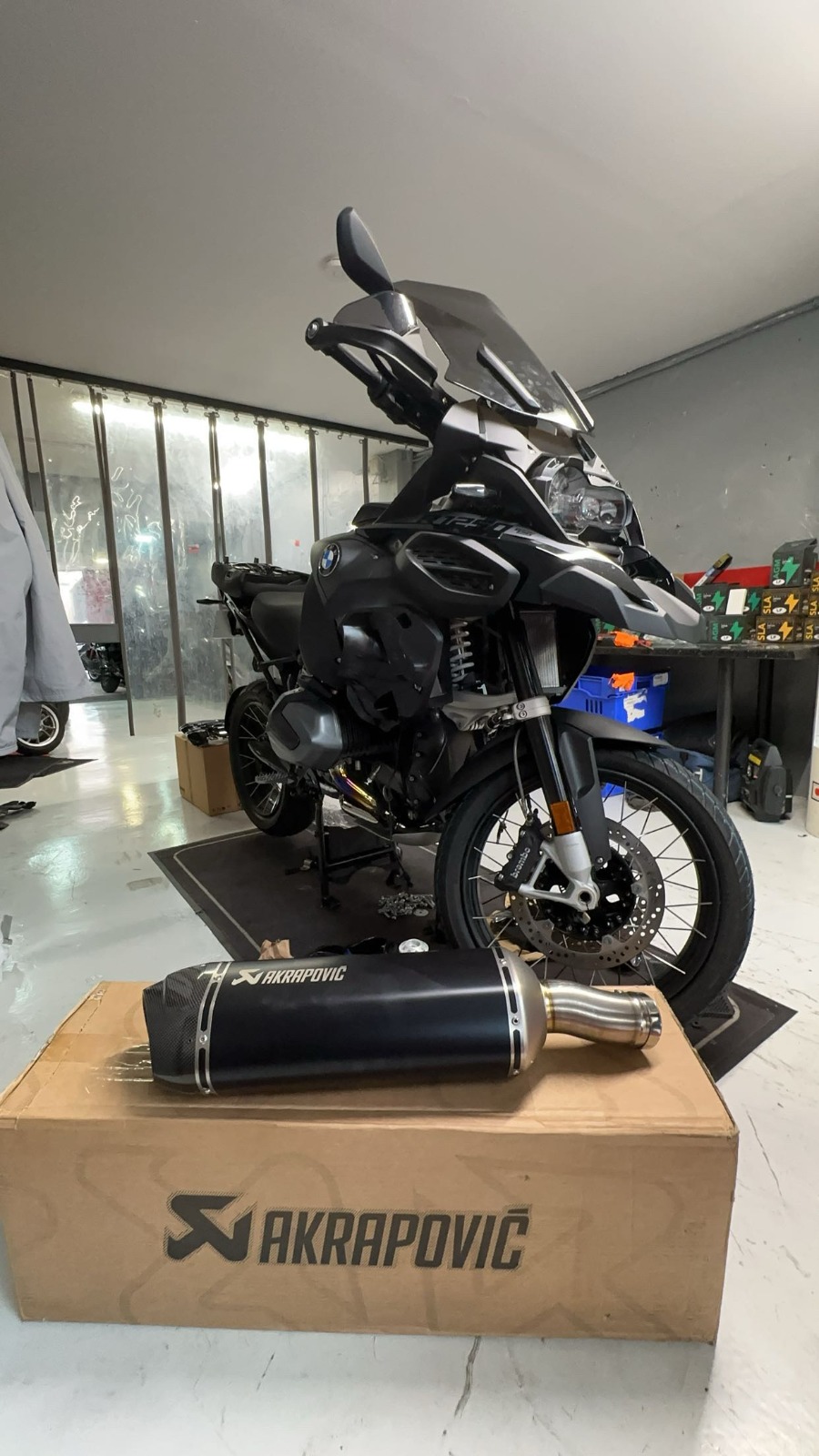 BMW GS avec échappement Akrapovic dans l'atelier Custom Bike
