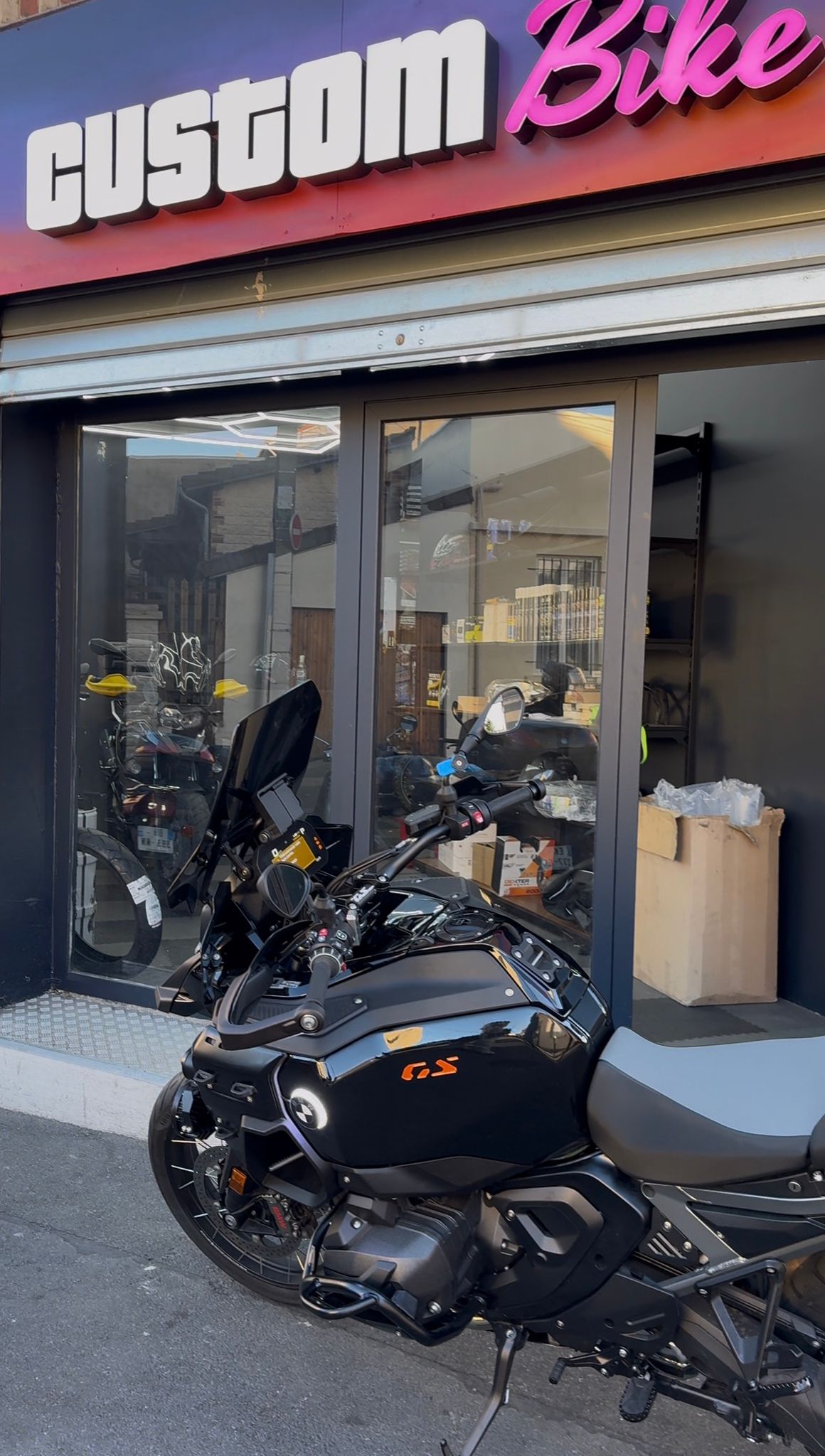 Façade Custom Bike 2 avec BMW GS garée devant la vitrine